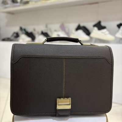 کیف اداری و لپ تاپ مردانه با قفل رمز دار و چرم وارداتی، مدل دیپلمات اداری ترند ۱۴۰۴. قفل رمزدار ایمن، محفظه محافظ لپ تاپ، ۶ محظه جداگانه و بند سرشانه. آستر مرغوب، قیمت عالی. کیف رمزدار مردانه برای استایل حرفهای و سفر. خرید آنلاین با دوام بالا.